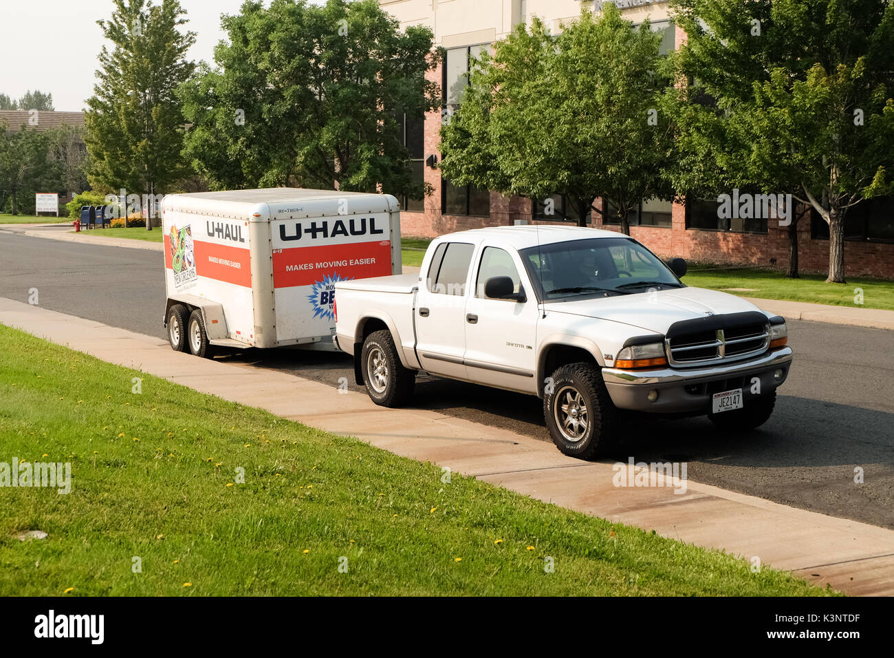 Denver, Colorado, Stati Uniti d'America - Agosto 7,2017: U-haul cargo rimorchio in una strada. U-haul carrello è una attrezzatura di movimentazione e stoccaggio la società di noleggio. Foto Stock
