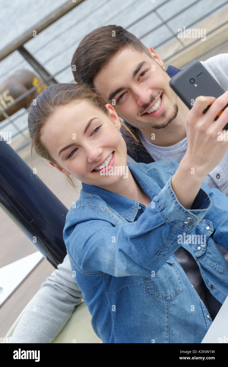 Tenendo selfie su una data Foto Stock
