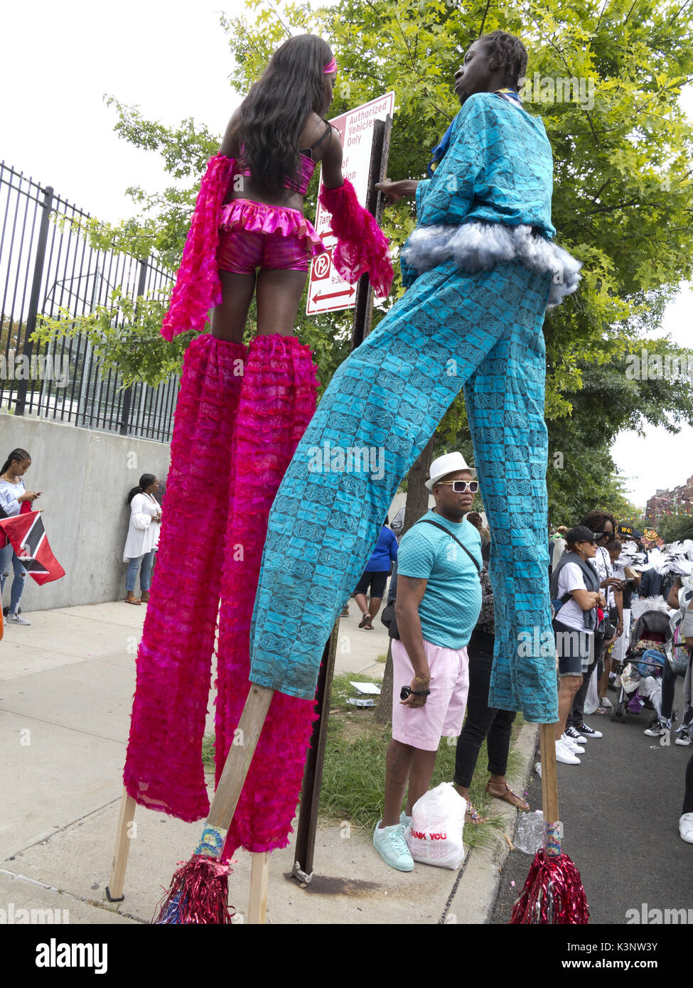 Brooklyn, Stati Uniti d'America. Il 2 settembre, 2017. Trampolieri al cinquantesimo Caraibi annuale Junior Carnival di Brooklyn, Stati Uniti d'America. Foto Stock