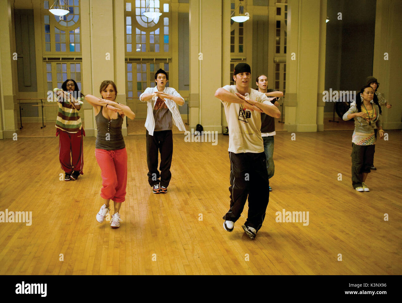 STEP UP 2: LE STRADE [US 2008] [L-R] LAJON DANTZLER, Briana Evigan, HARRY SHUM JR., Robert Hoffman, CHRISTOPHER SCOTT, MARI KODA, ADAM G. Sevani data: 2008 Foto Stock