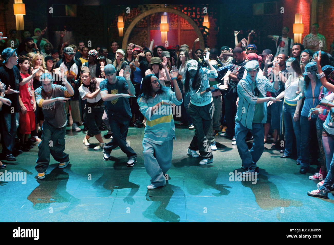 STEP UP 2: LE STRADE [US 2008] [L-R] CHRISTOPHER SCOTT, MARI KODA, Robert Hoffman, LAJON DANTZLER, ADAM G. Sevani (B.G.) JANELLE CAMBRIDGE, HARRY SHUM JR. Data: 2008 Foto Stock