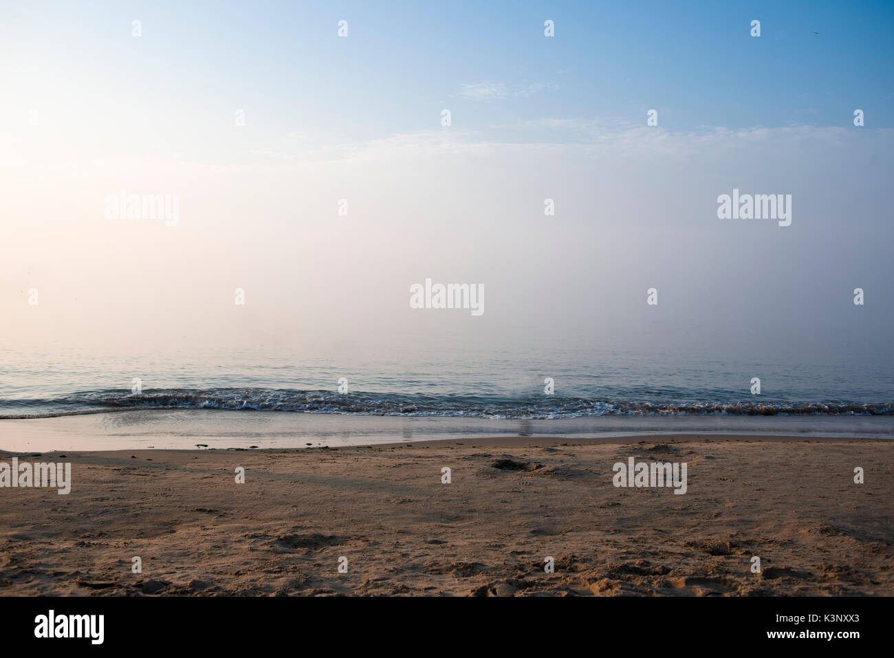 Bellissimo paesaggio marino e il sole sul cielo blu sullo sfondo Foto Stock