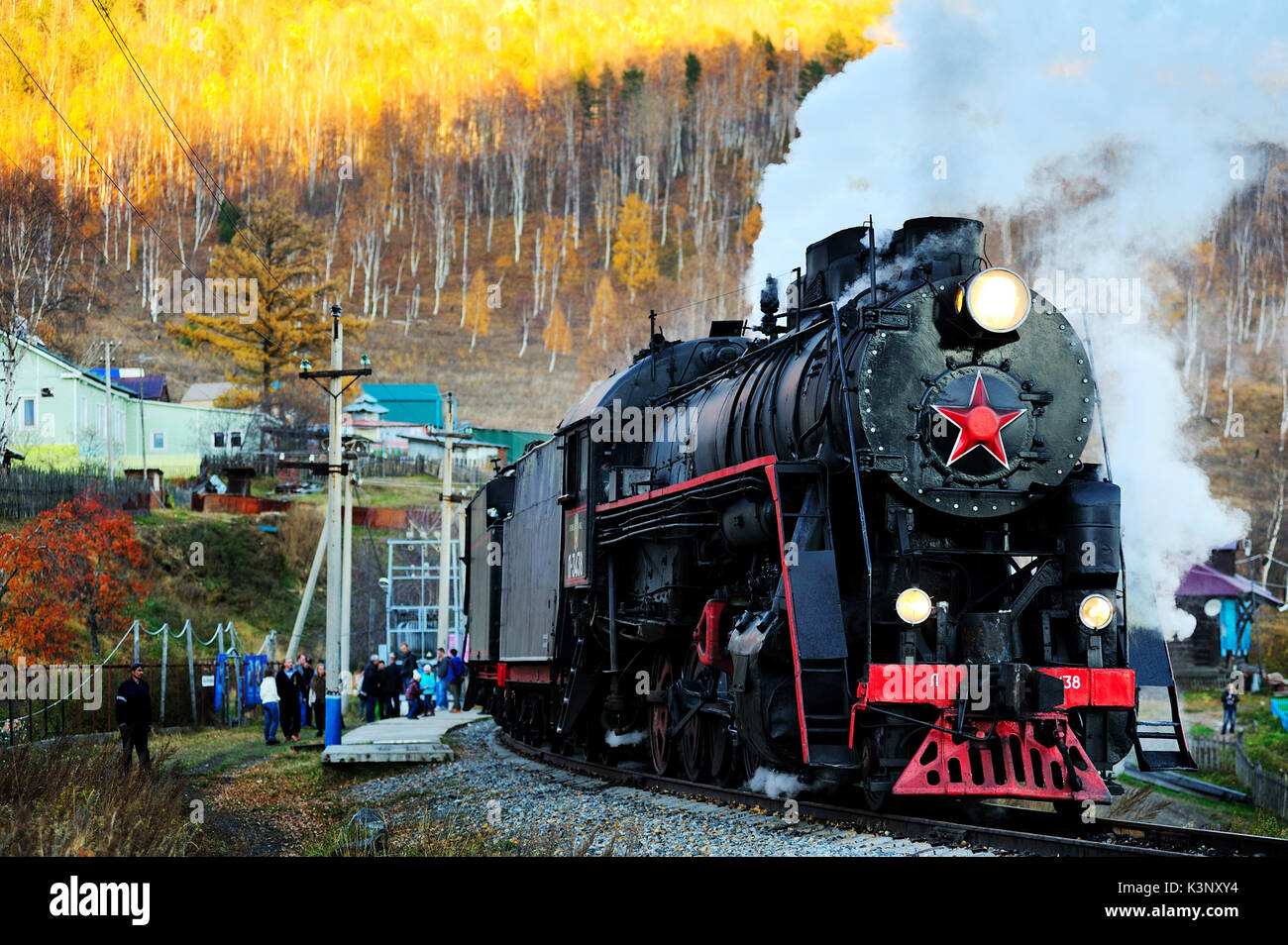 Listvyanka,Russia-on Ott 11,2015:un vintage treno a vapore nella stazione a fianco del lago Baikal, Siberia, Russia. Foto Stock