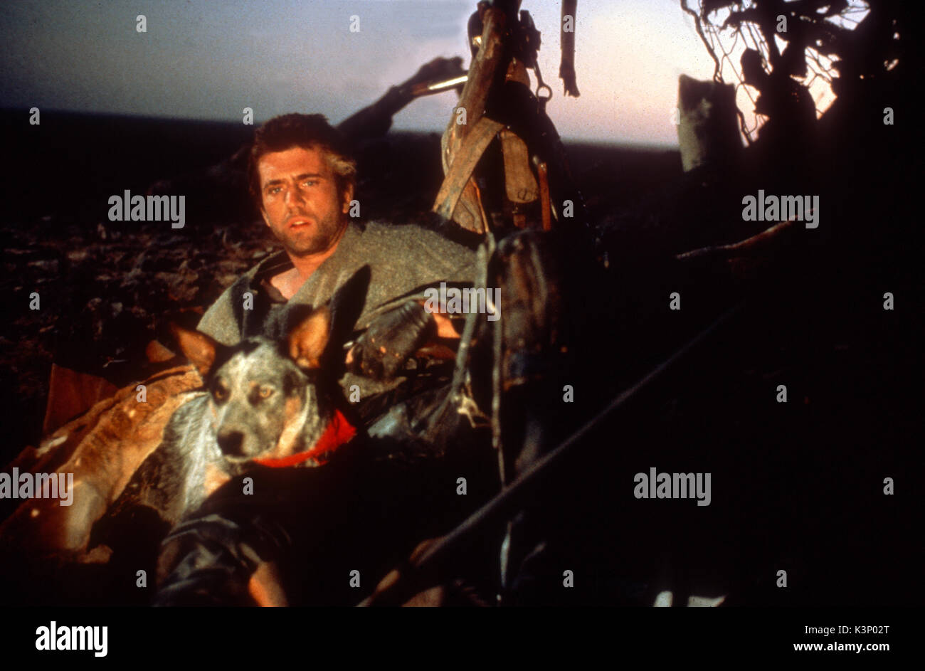 MAD MAX 2 [AUS 1981] aka MAD MAX: il guerriero della strada mel gibson data: 1981 Foto Stock