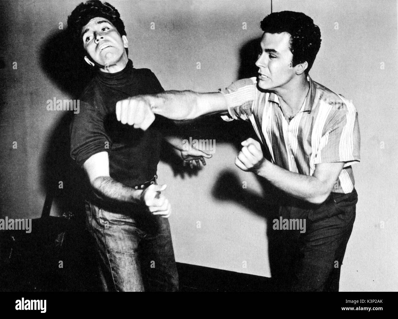 RUMBLE sulle banchine [US 1956] JAMES DARREN [destra] Data: 1956 Foto Stock