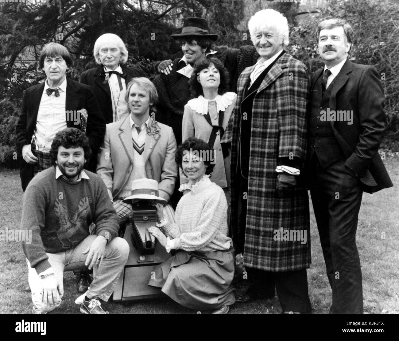 Medico che [BR SERIE TV 1963 -1989] [L-R back] PATRICK TROUGHTON, RICHARD HURNDALL(come William Hartnell look-alike), Peter DAVIDSON, TOM BAKER dummy, ELISABETH SLADEN, JOHN PERTWEE, NICHOLAS COURTNEY [L-R anteriore] Produttore JONATHAN NATHAN-TURNER, K-9 cane robot, SUSAN FOREMAN data: 1989 Foto Stock