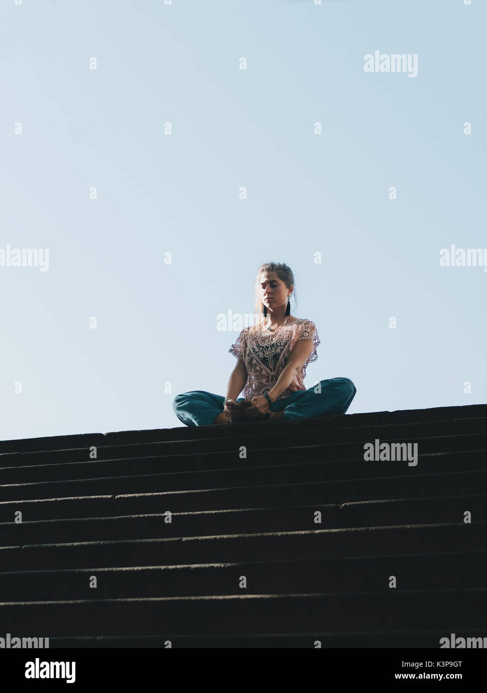 Ragazza Che Si Siede Bella Donna In Pantaloni Di Yoga Immagini e Fotos  Stock - Alamy