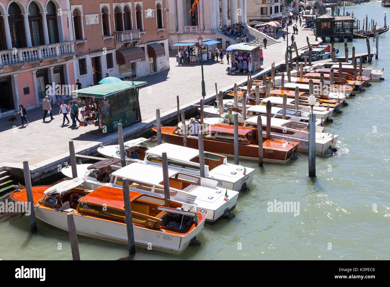 Vista dal ponte degli Scalzi di uno stile veneziano Taxi con una lunga linea di ormeggiati i taxi d'acqua sul Grand Canal, Venezia, Italia diventando pronto per t Foto Stock