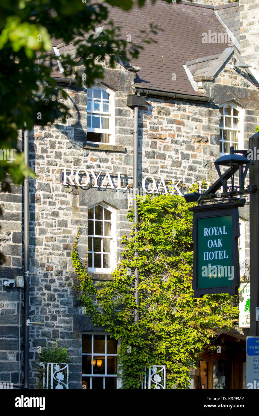 Il pittoresco stile vittoriano inizio tre hotel royal oak hotel su una mattina estati con lussureggiante verde edera all'esterno dell'edificio, betws-y-coed, Foto Stock