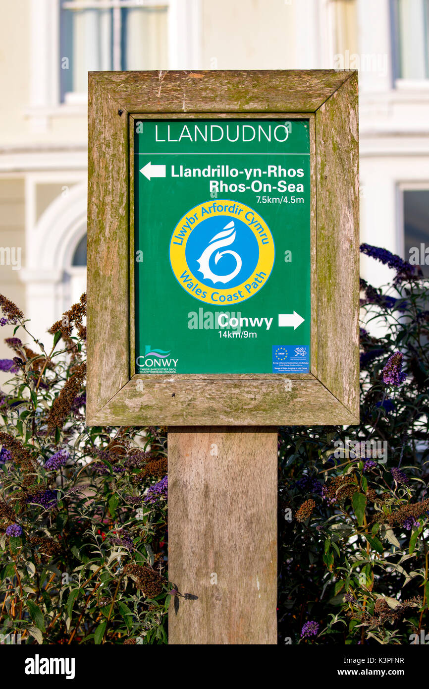 Wales coast path segno indicante le direzioni a conwy e a llandrillo-yn-rhos o rhos-su-mare a Llandudno nel Galles del Nord, Regno Unito Foto Stock