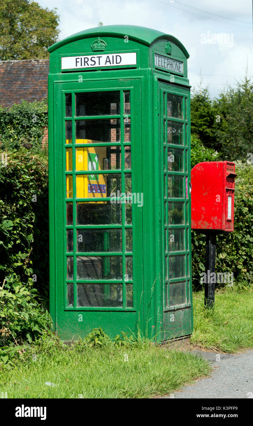 Green convertito e del defibrillatore First Aid box telefonico, Berrow verde, Worcestershire, England, Regno Unito Foto Stock