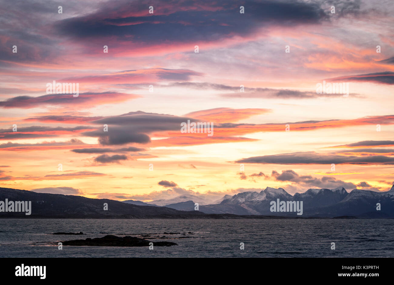 Tramonto sul mare artico, Isole Lofoten in Norvegia Foto Stock