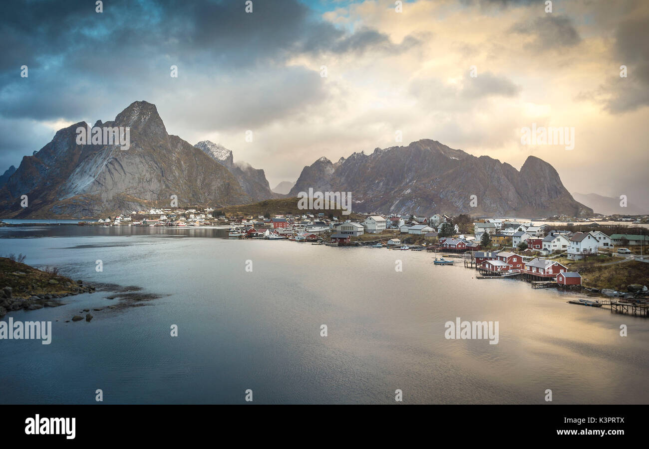 Una vista di Reine Bay durante la serata, Isole Lofoten, nel nord della Norvegia Foto Stock