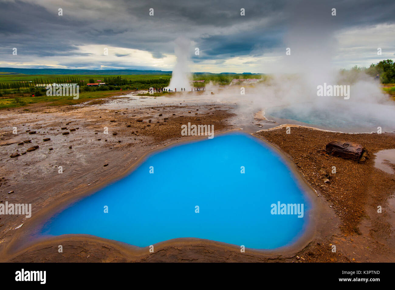 Strokkur geyser, area geotermale accanto al fiume Hvítá, Islanda, l'Europa. Più famoso geyser islandesi. Foto Stock