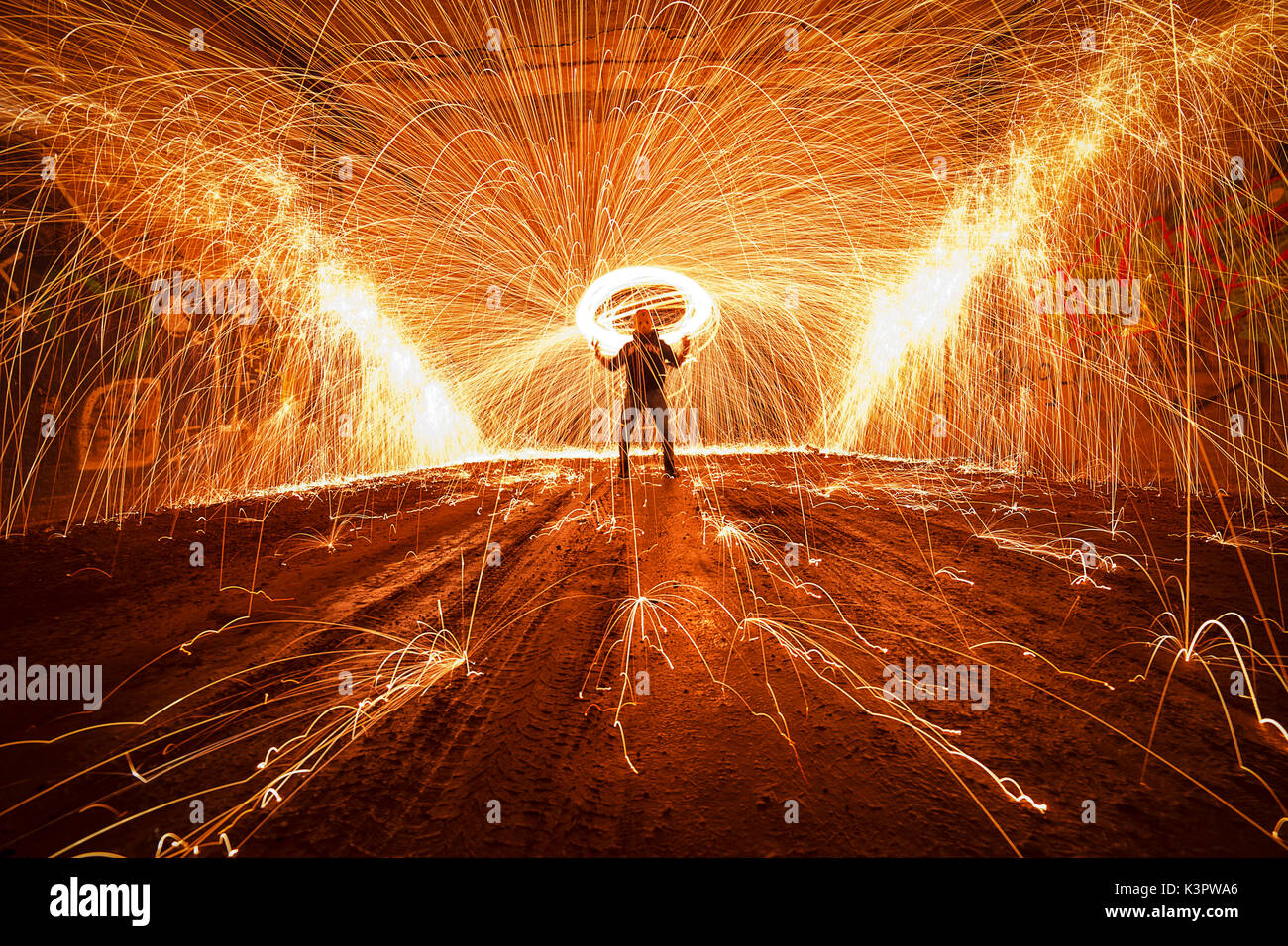 Uomo in un tunnel durante un steelwool, Piacenza, emilia romagna. Foto Stock