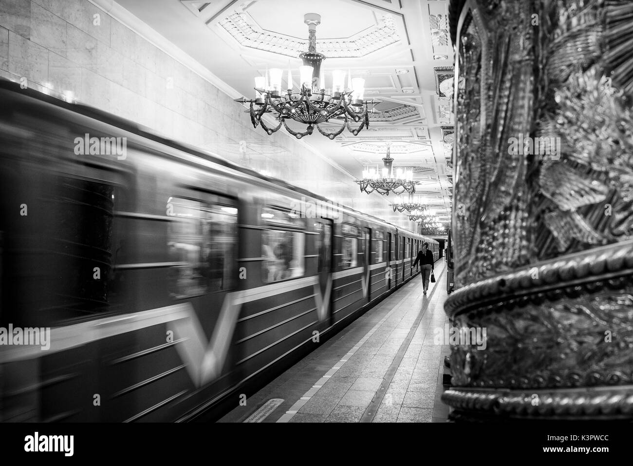 Staint Petersburg, Russia, Eurasia. La stazione della metropolitana Avtovo azzuro con colonne. Foto Stock