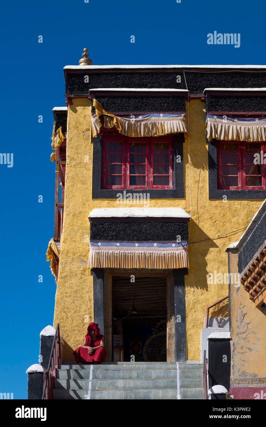 Monastero di Thiksey, Indus Valle, Ladakh, India, Asia. Monaco buddista nella parte anteriore del tempio centrale di ingresso. Foto Stock