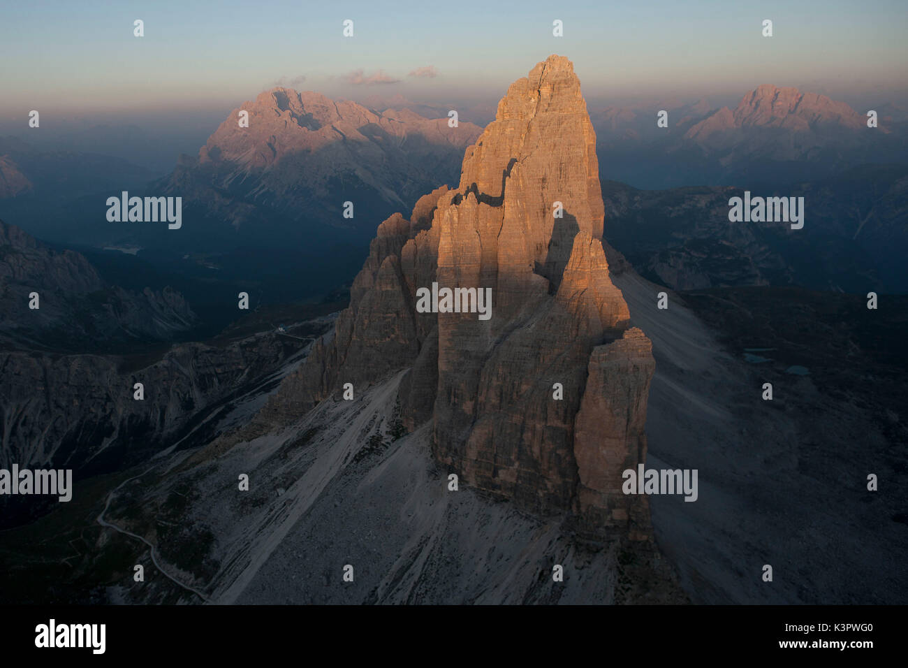 Sunrise sulle Tre Cime di Lavaredo.Il Parco Naturale delle Dolomiti di Sesto. Si trova tra i confini del Veneto e Trentino Alto Adige regioni. L'Italia. L'Europa. Foto Stock