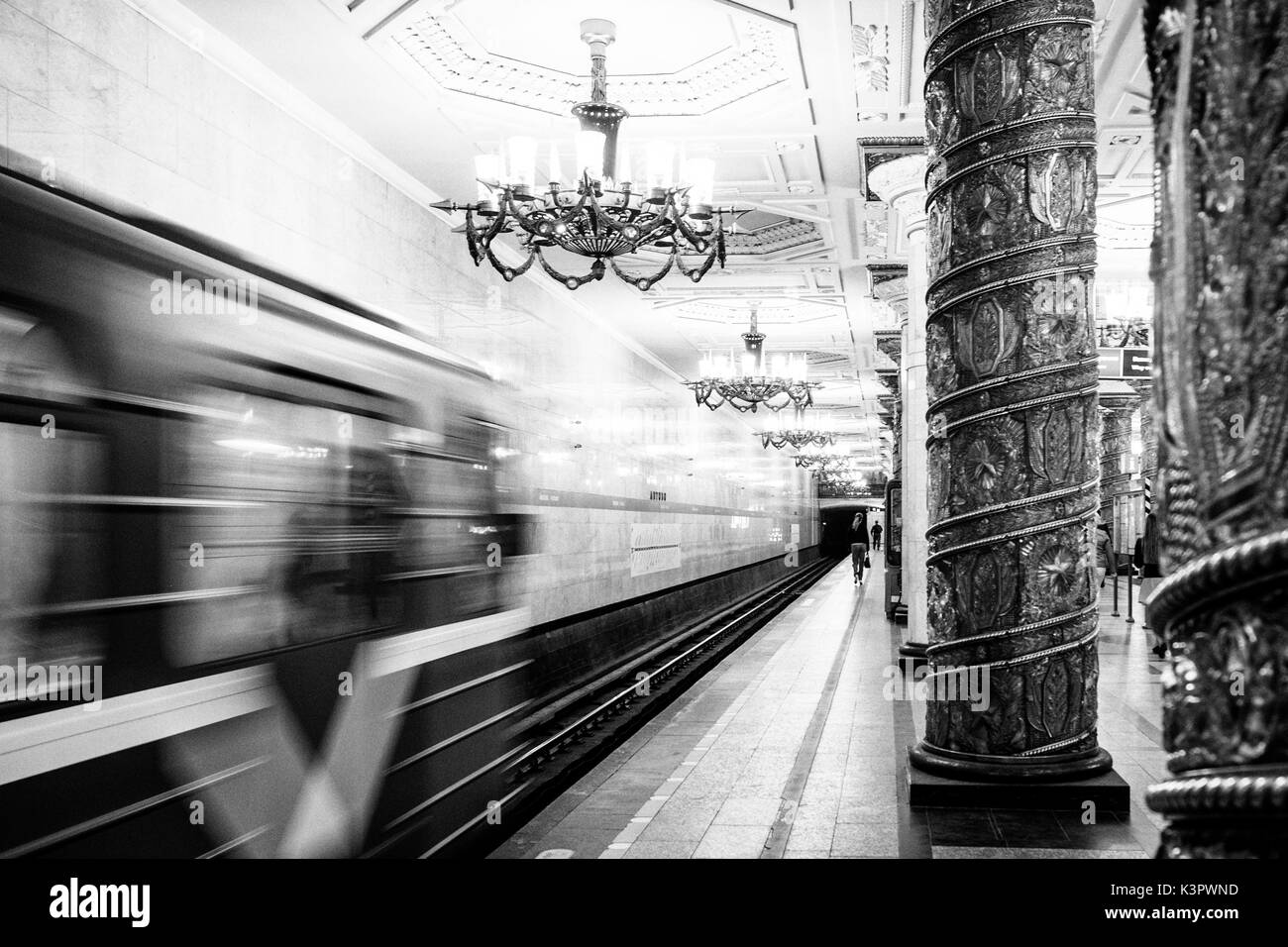 Staint Petersburg, Russia, Eurasia. La stazione della metropolitana Avtovo azzuro con colonne. Foto Stock