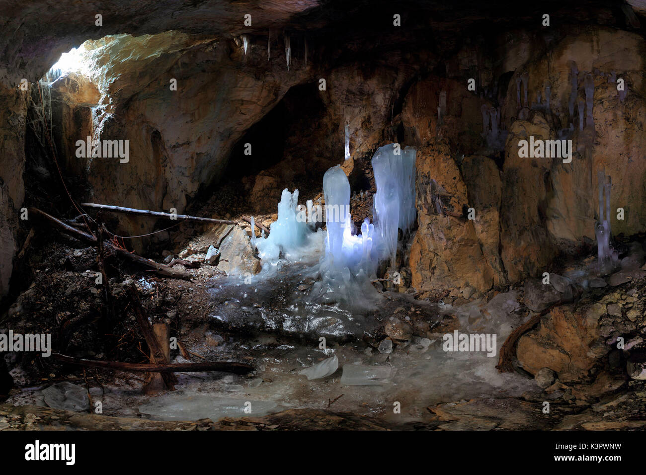 Panoramica completa all'interno della grotta di Moncodeno con la sua peculiare sculture di ghiaccio, Grigna Settentrionale, provincia di Lecco, Lombardia, Italia Foto Stock