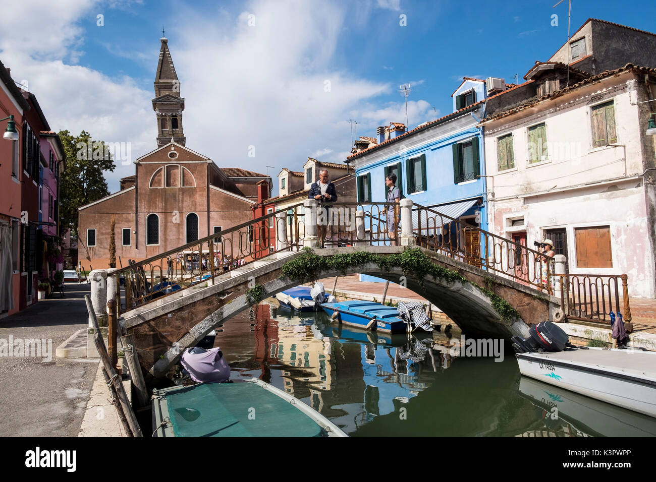 Burano, Venezia, Veneto, Nord Est Italia, l'Europa. Un ponte pedonale. Foto Stock