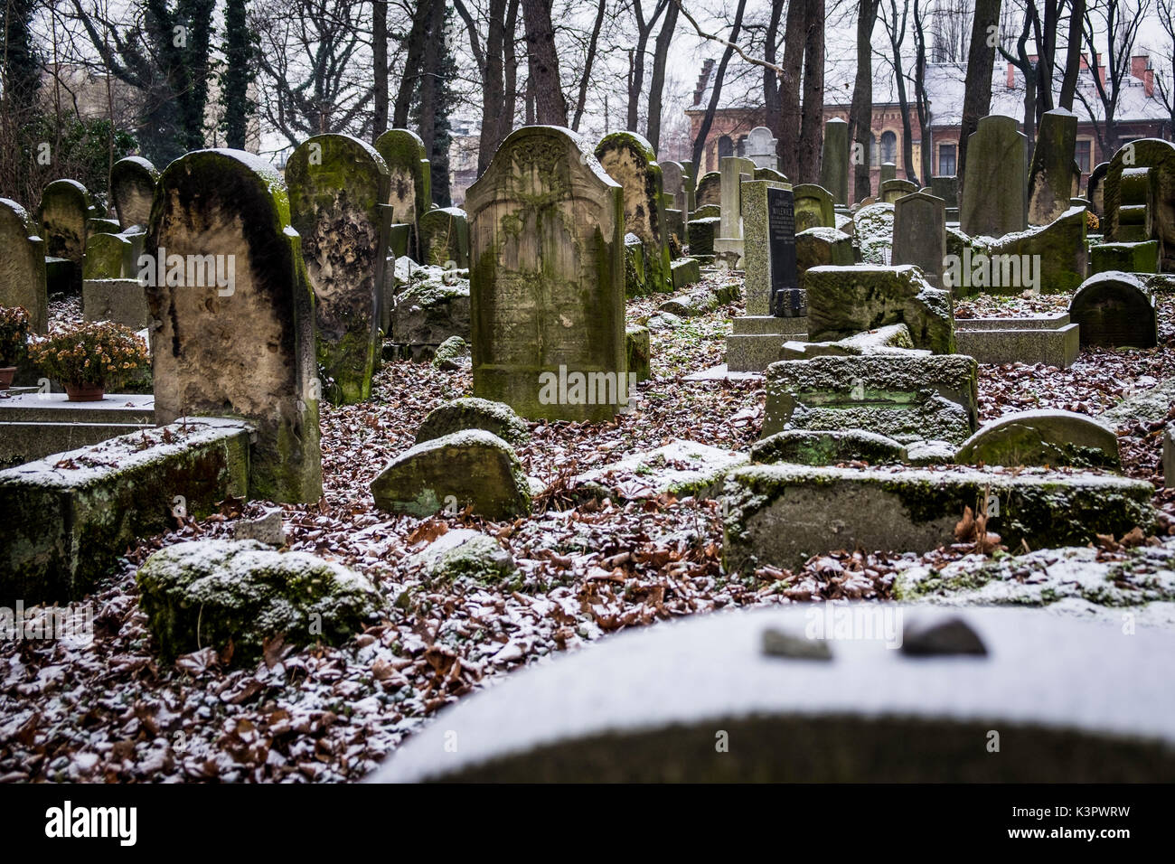 Cracovia in Polonia, a nord-est Europa. Gli oggetti contrassegnati per la rimozione definitiva nel nuovo cimitero ebraico. Foto Stock