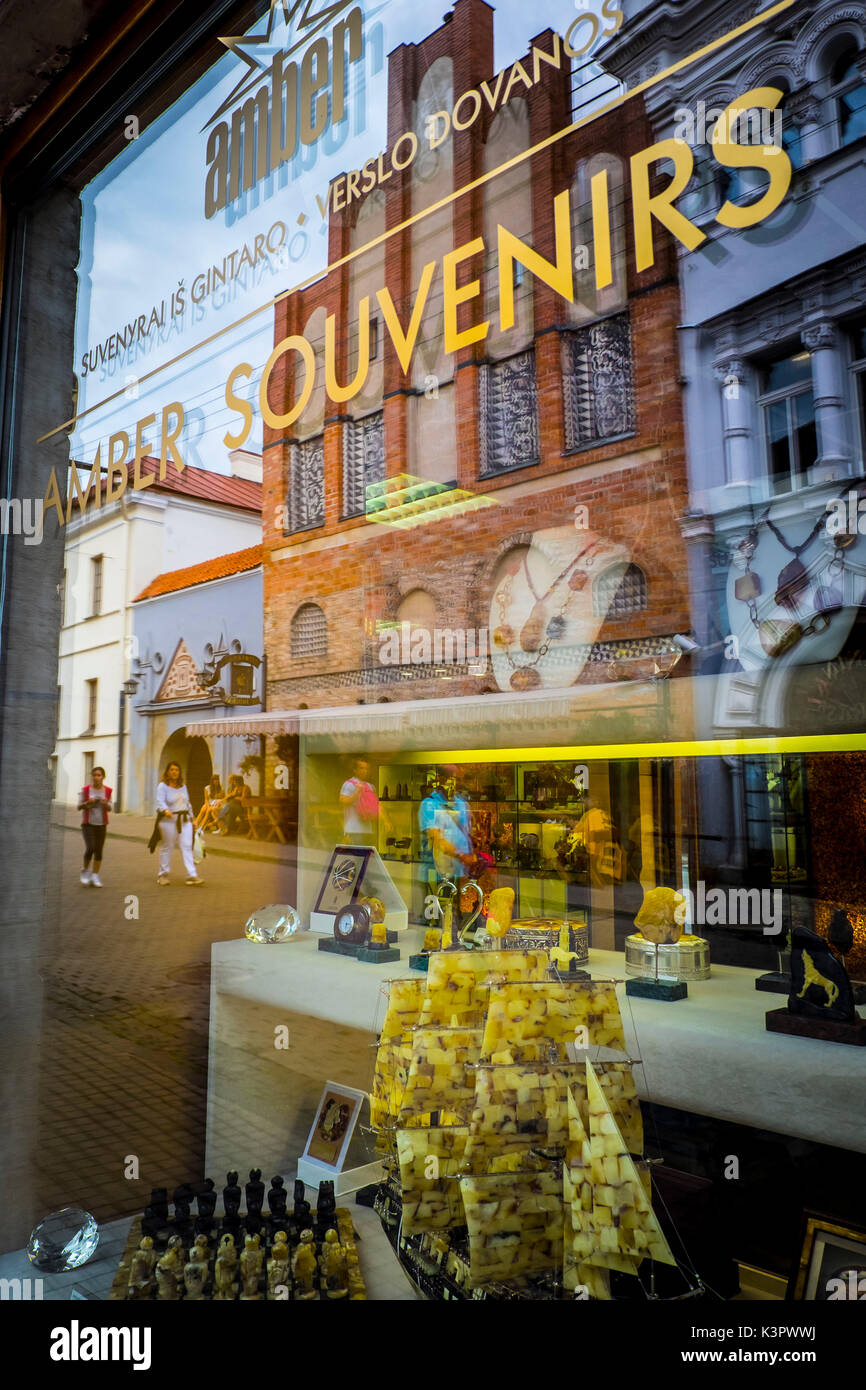 Vilnius, Lituania, l'Europa. Centro storico negozio di souvenirs. Foto Stock