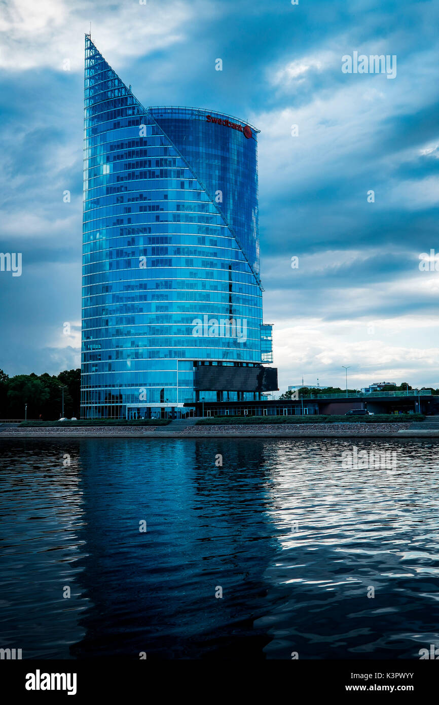 Riga, Lettonia, l'Europa. Uffici moderni sede, vicino al fiume Daugava. Foto Stock