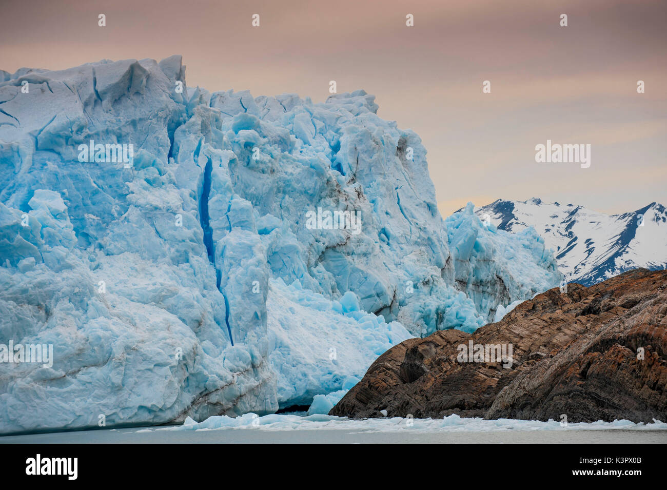 Lago Argentino, parco nazionale Los Glaciares, Patagonia, Argentina, Sud America. Dettaglio del ghiacciaio Perito Moreno. Foto Stock