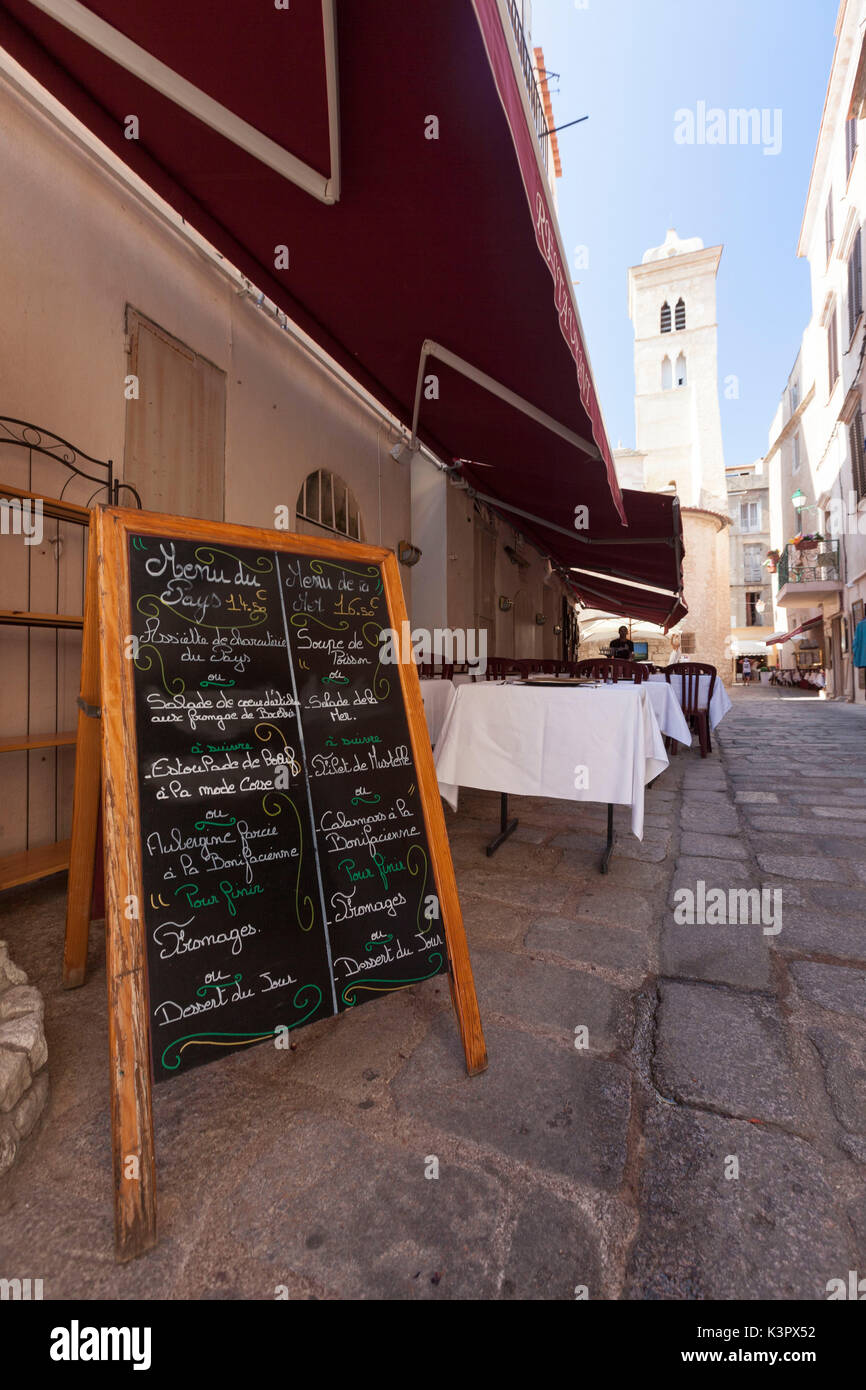 Tipici vicoli medievali e i ristoranti del centro storico di Bonifacio Corsica Francia Europa Foto Stock