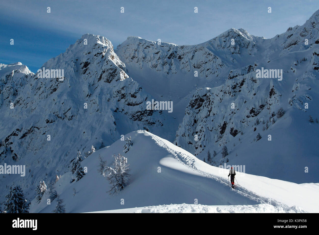 Racchette da neve sul Sass da Pecol ridge, in Val di Fassa, in provincia di Trento, Trentino Alto Adige, Italia Foto Stock