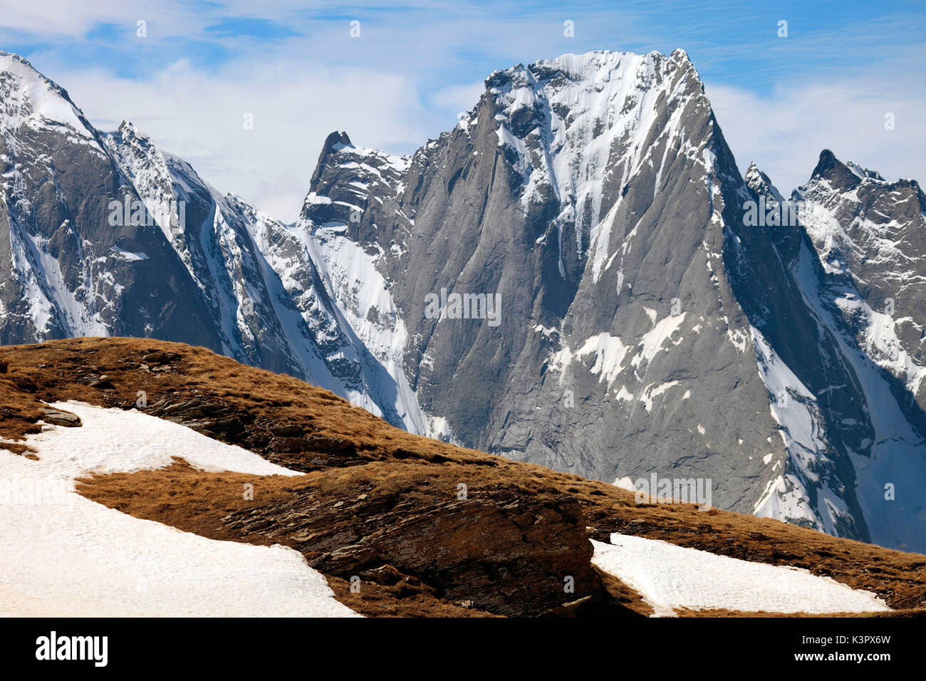 L'imponente Pizzo Badile a nord-est di fronte, Val Bregaglia, Grigioni; Svizzera Foto Stock