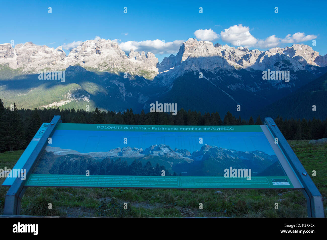 Vista l'elevata picchi rocciosi da Malga Ritorto a Madonna di Campiglio Dolomiti di Brenta Trentino Alto Adige Italia Europa Foto Stock