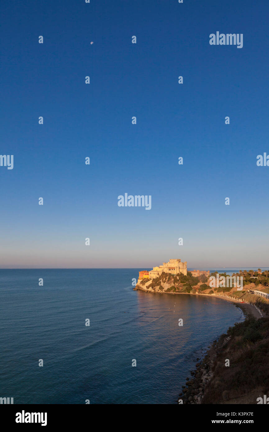 Alba sul mare turchese cornici del medievale castello di Falconara Butera in provincia di Caltanissetta Sicilia Italia Europa Foto Stock