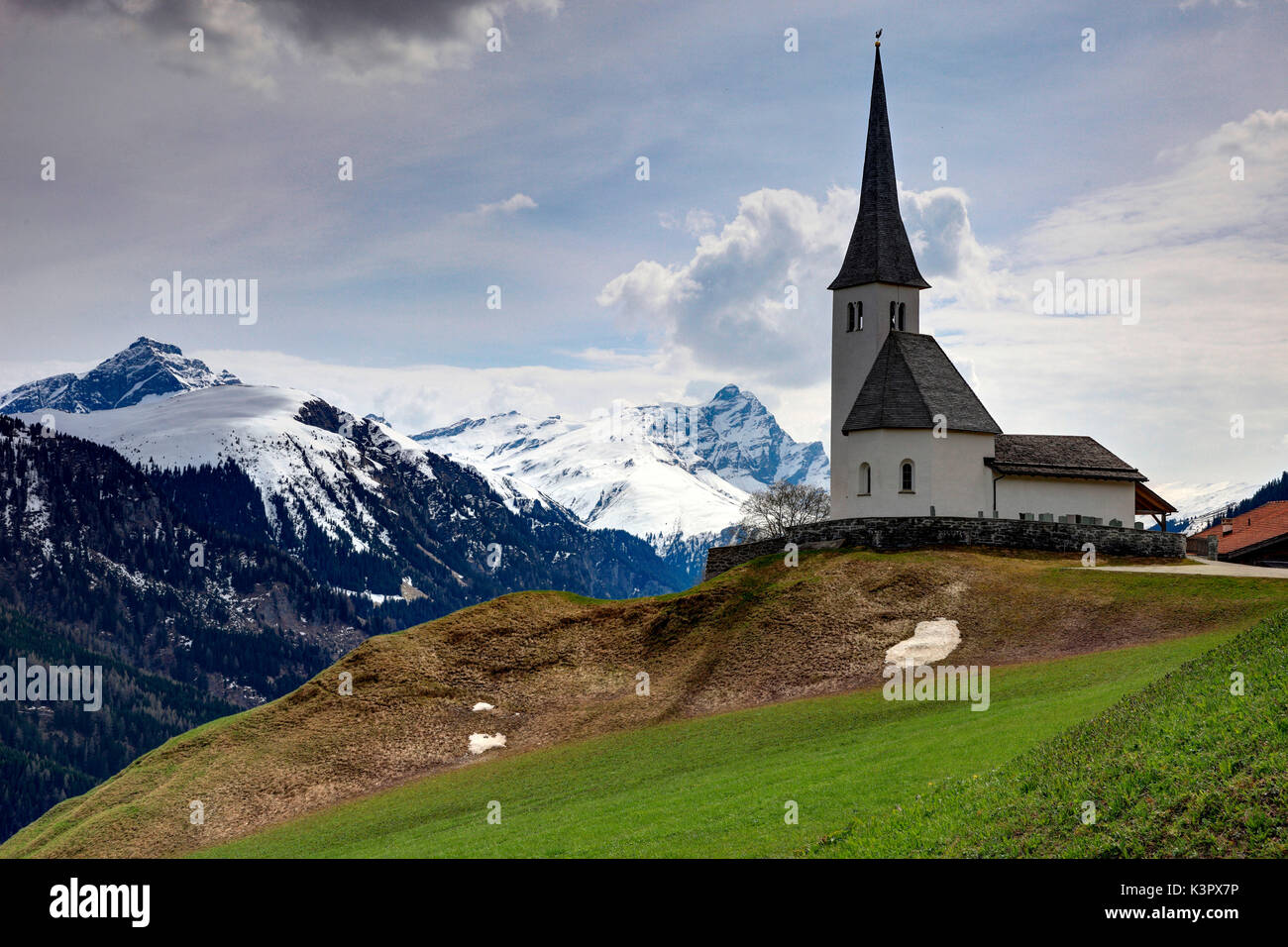 La bella chiesa di Tenna, nella Surselva, Grigioni, Svizzera Foto Stock