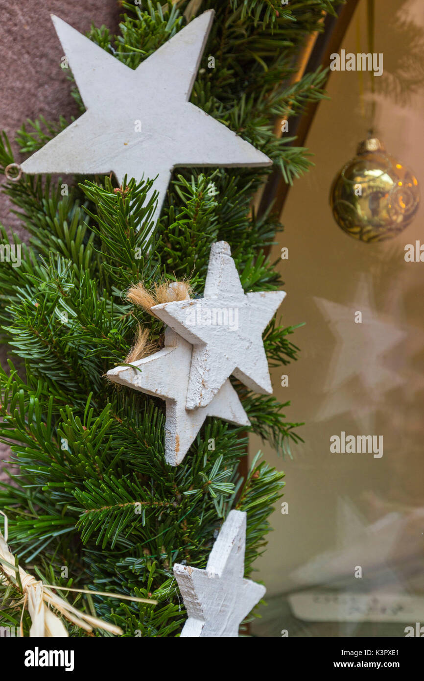 Stelle bianche come il Natale ornamenti e decorazioni Kaysersberg Haut-Rhin dipartimento Alsace Francia Europa Foto Stock