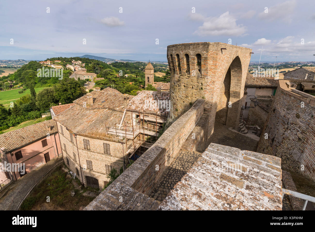 Il castello e la Rocca del borgo medievale arroccato sulla collina Offagna Provincia di Ancona Marche Italia Europa Foto Stock