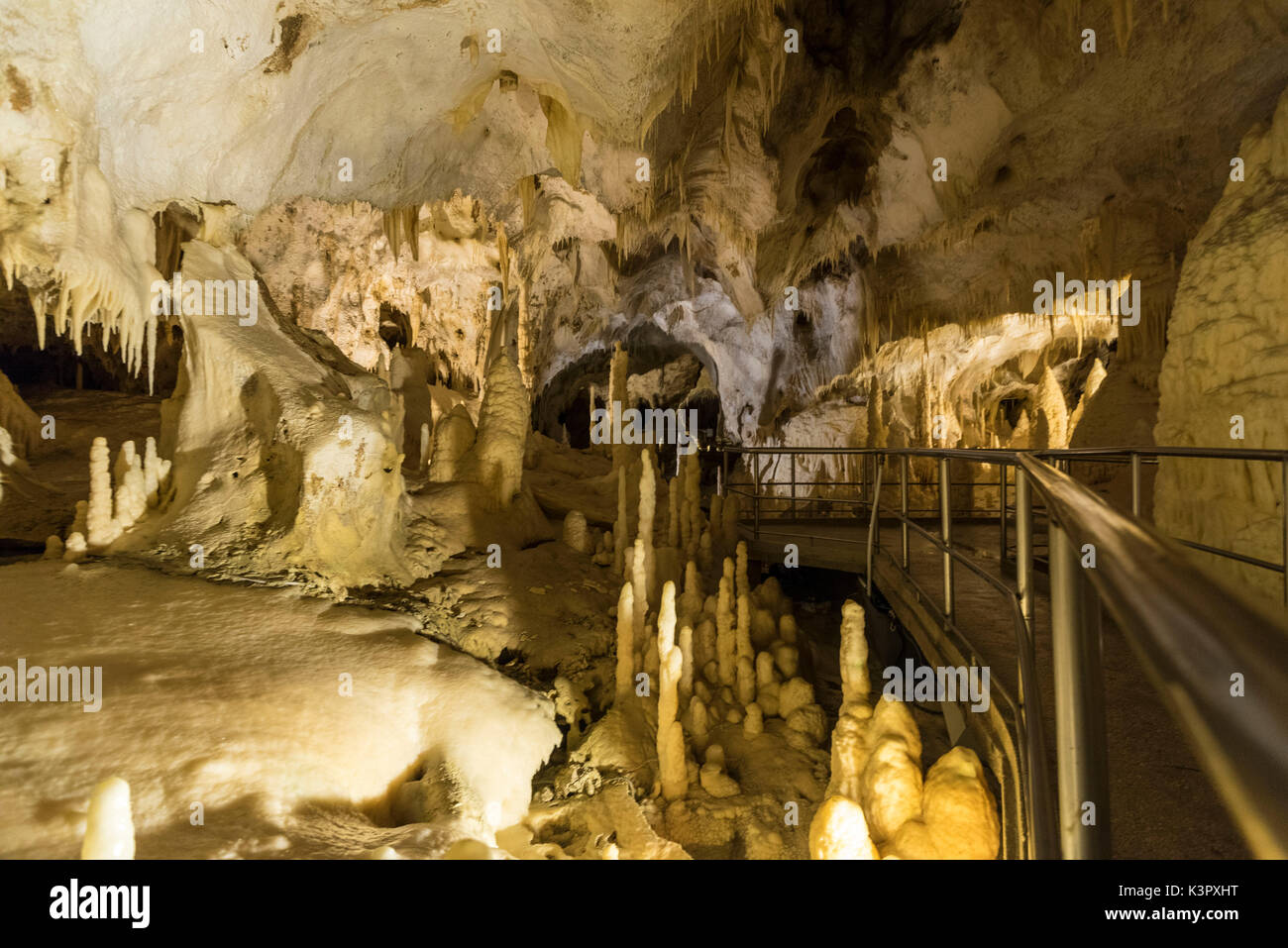 Lo spettacolo naturale delle grotte di Frasassi con sharp stalattiti e stalagmiti Genga Provincia di Ancona Marche Italia Europa Foto Stock