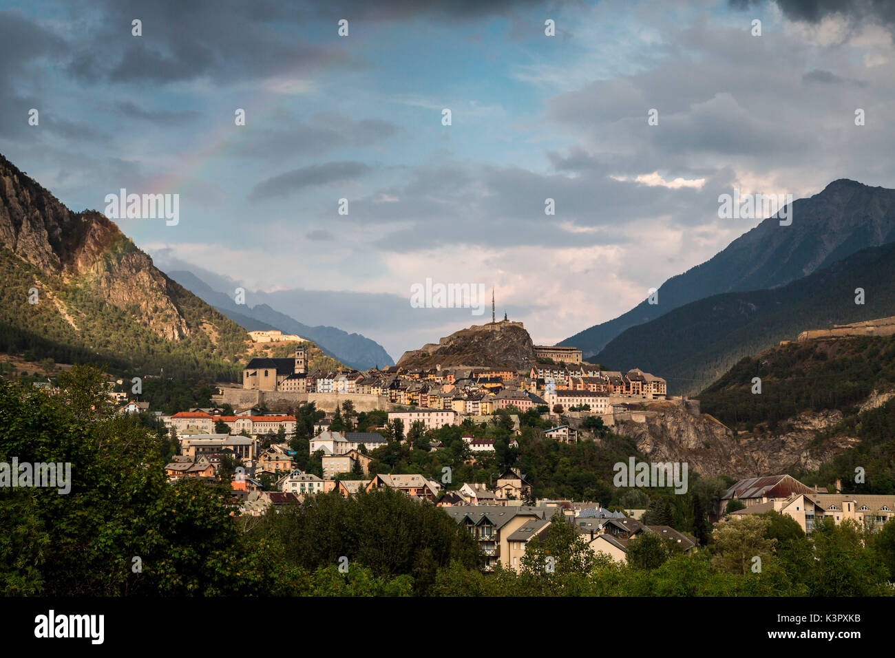 Briançon è un comune nelle Hautes-Alpes dipartimento dell'Provence-Alpes-Còte d'Azur regione nel sud-est della Francia. Ad un altitudine di 1.326 metri è la più alta città nell'Unione europea, costruito su un altopiano centrato sulla confluenza della Durance e la Guisane fiumi. Foto Stock