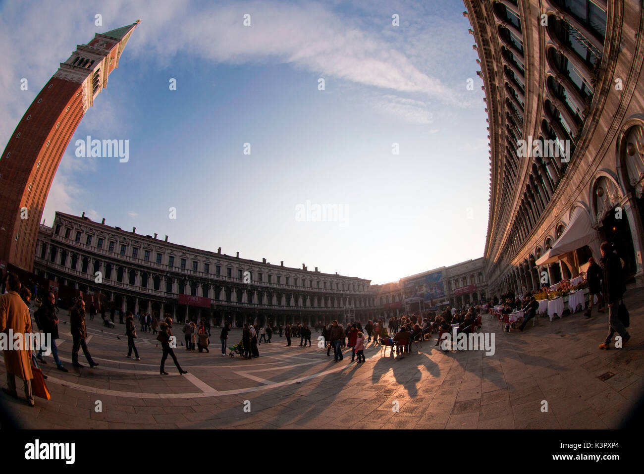 Fish-eye per effetto di piazza san marco al tramonto Venezia Veneto Italia Europa Foto Stock