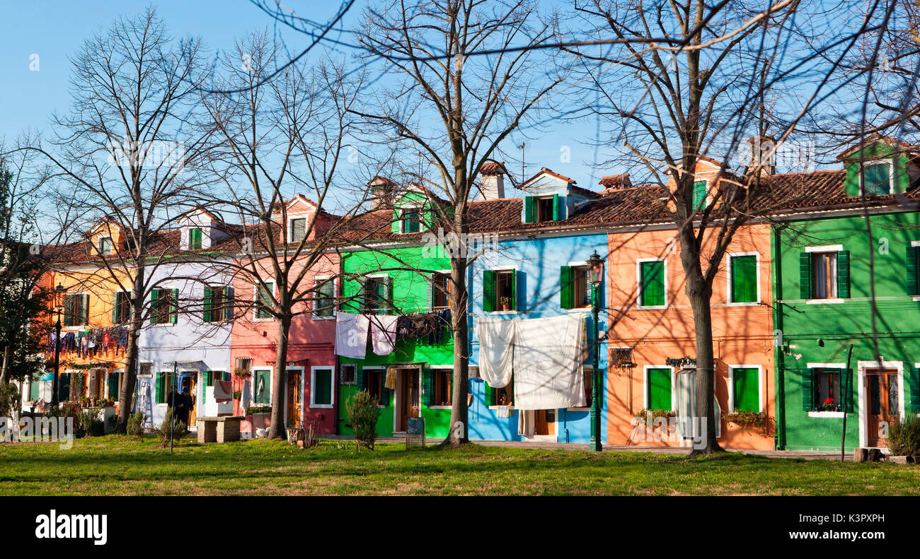 Le tipiche case di Burano sono principalmente squadrato discoidale e sono divisi in due o tre piani. I diversi colori delle case era una volta utili a delimitare le proprietà. Nonostante una antica leggenda narra che i pescatori dipinte le loro case per vederli da lunga distanza quando erano lontani per la pesca - Burano, Laguna Veneziana, Veneto Italia Europa Foto Stock