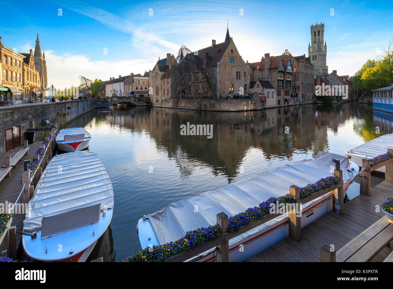 Il centro medievale della città del Patrimonio Mondiale Unesco incorniciato da Rozenhoedkaai canal Bruges Fiandre occidentale Europa Belgio Foto Stock