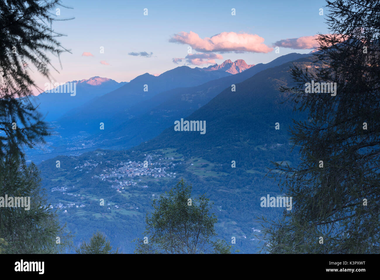 Vista superiore del villaggio di Teglio incorniciato dalle vette rocciose delle Alpi Retiche all'alba Valtellina Lombardia Italia Europa Foto Stock