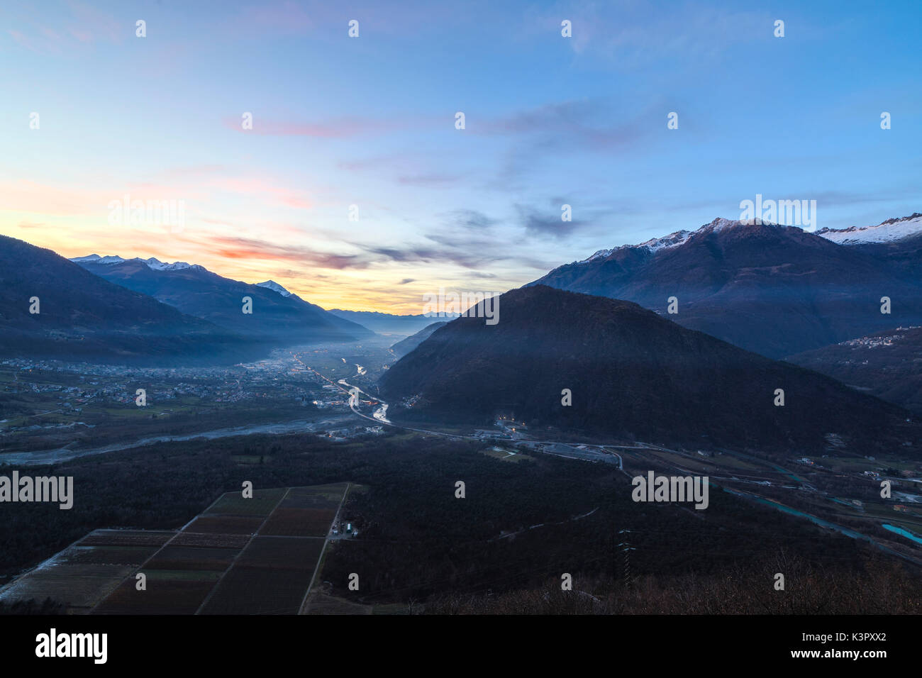 Le luci del tramonto telaio le montagne e campi coltivati a Campo Tartano provincia di Sondrio Valtellina Lombardia Italia Europa Foto Stock