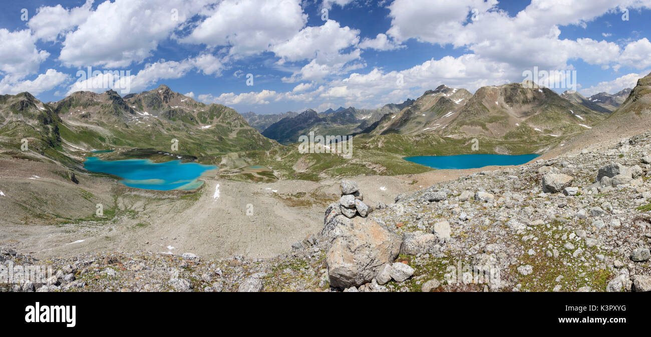 Panorama dei laghi turchesi incorniciato da picchi rocciosi Joriseen Jörifless passano nel canton Grigioni Engadina Svizzera Europa Foto Stock