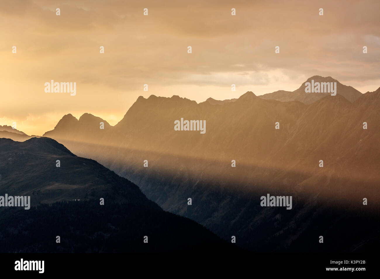 Raggi di luci al tramonto sulle cime rocciose di Muottas Muragl St.Moritz Engadina Canton Grigioni Svizzera Europa Foto Stock