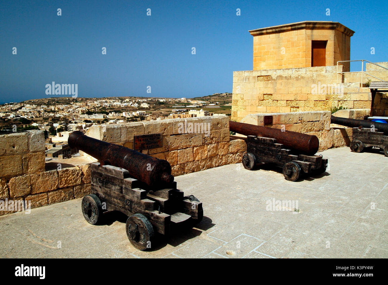 Guarda le fortificazioni e cannoni in la Cittadella a Victoria, la capitale di Gozo, un'isola dell'arcipelago maltese nel Mare Mediterraneo Europa Foto Stock