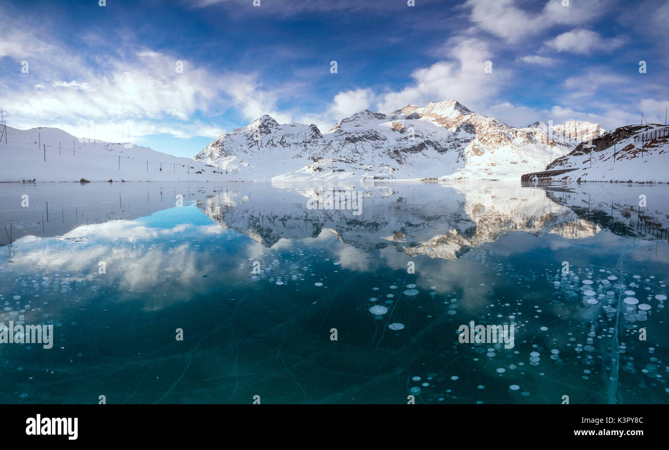 Panorama delle bolle di ghiaccio e la superficie ghiacciata del lago bianco all'alba del Bernina cantone dei Grigioni Engadina Svizzera Europa Foto Stock