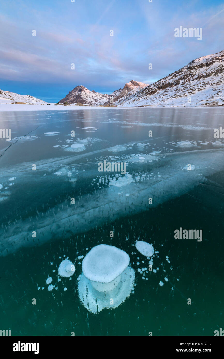 Bolle di ghiaccio telaio le cime innevate si riflette nel Lago Bianco del Bernina cantone dei Grigioni Engadina Svizzera Europa Foto Stock