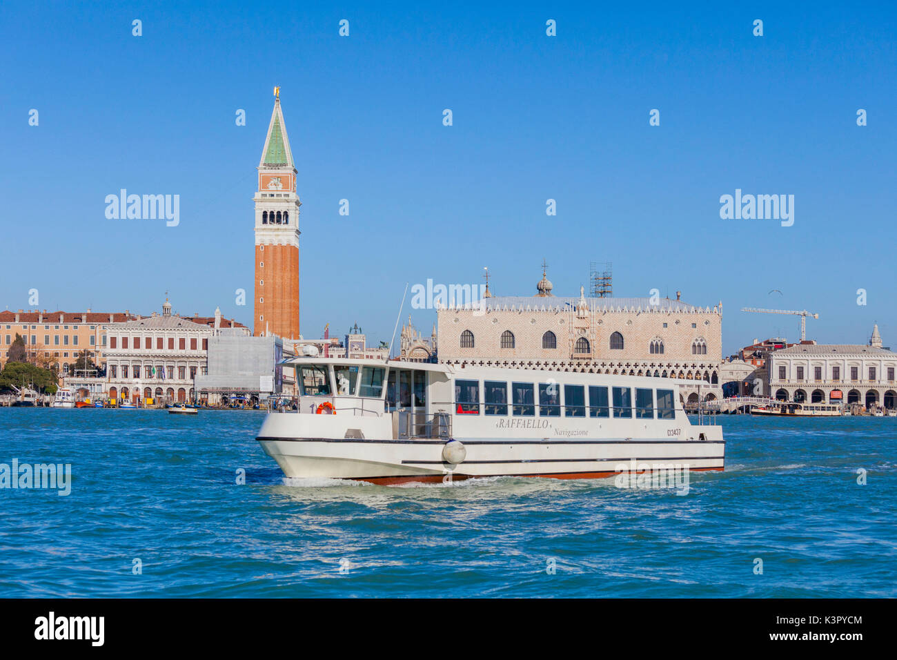 Una barca turistica conosciuta anche come il Vaporetto frame che la storica Piazza San Marco Venezia Veneto Italia Europa Foto Stock